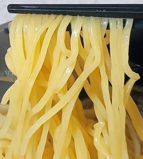 東洋水産 マルちゃんの生ラーメン 醤油 麺.jpg
