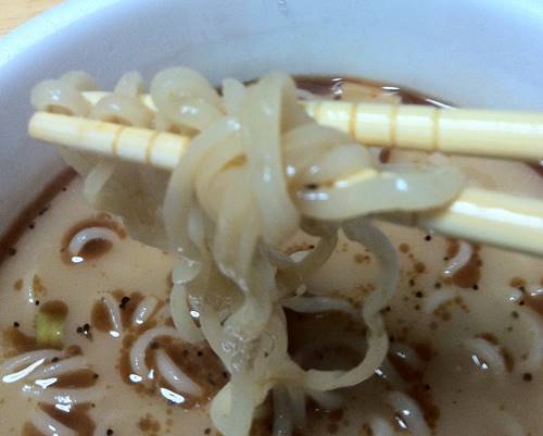 桂花カップラーメン 麺.JPG
