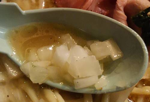 横浜ラーメン とんこつ家 もやし玉ねぎ塩ラーメン 玉ねぎ.JPG