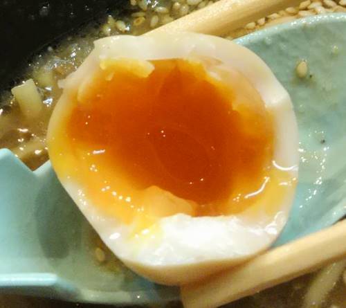 横浜ラーメン とんこつ家 特製ラーメン（醤油） 煮卵.JPG