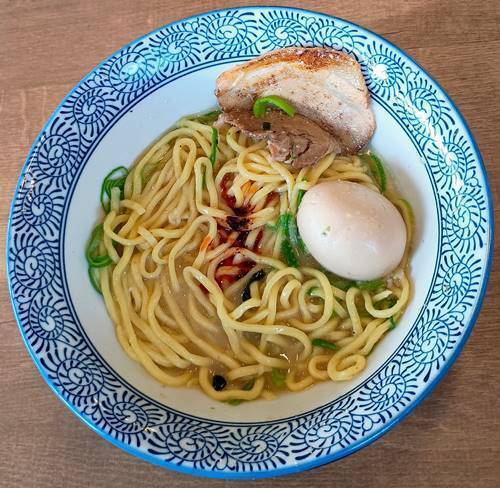 横浜家系ラーメン 武骨家 塩とんこつSPラーメン 辣油投入.jpg