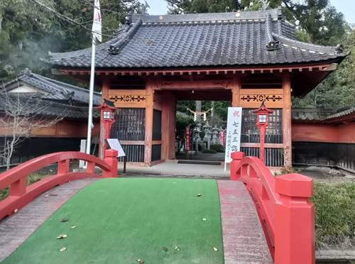 涼ヶ岡八幡神社 門.jpg