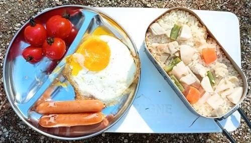 炊き込みご飯＆ウインナー＆目玉焼き＆プチトマト.jpg