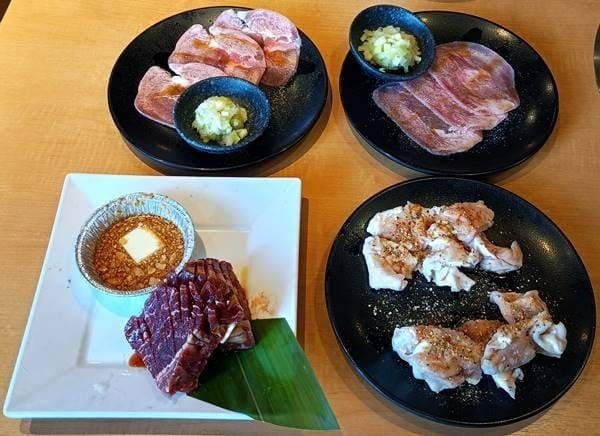 焼肉きんぐ きんぐコース 厚切り上ロース＆タン＆ホルモン.jpg