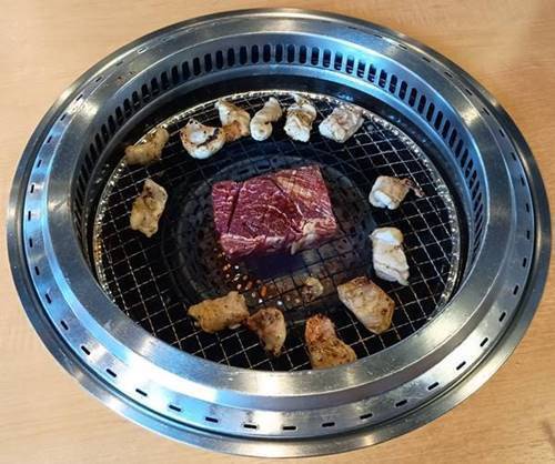 焼肉きんぐ きんぐコース 厚切り上ロース＆ホルモン.jpg