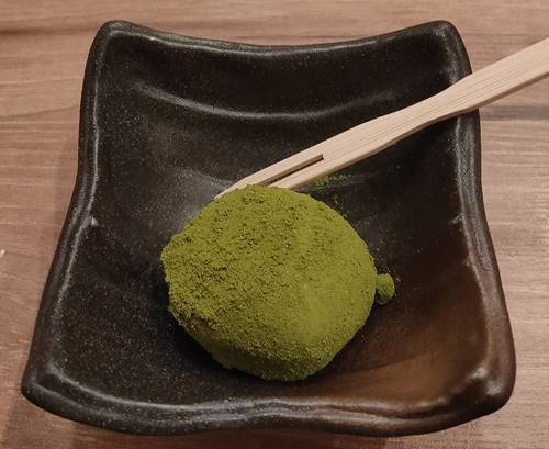 牛たん炭焼 利休 抹茶餅.jpg