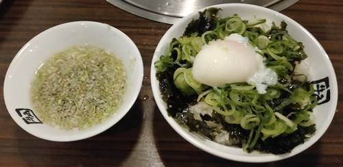牛角 食べ放題 ネギたまごごはん&ワカメスープ.jpg