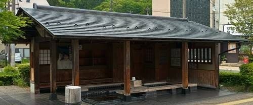 磐梯熱海駅前足湯.jpg