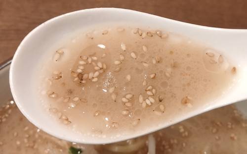 究極ラーメン 横濱家 ニラもやしラーメン スープ.jpg