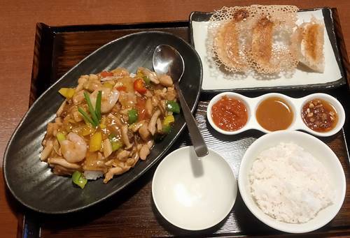 餃子食房やまと 干し貝柱入り鶏と海老のオイスターソース丼 (3).jpg