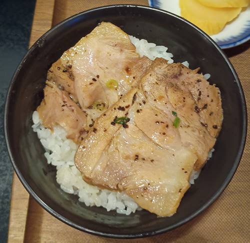 熊本ラーメン 黒亭 オリジナルチャーシュー丼.jpg