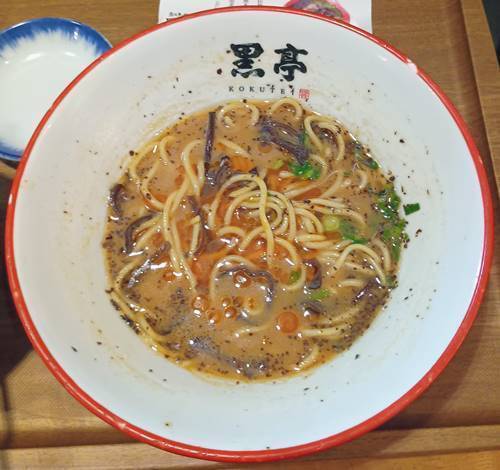 熊本ラーメン 黒亭 ラーメン 辣油投入.jpg
