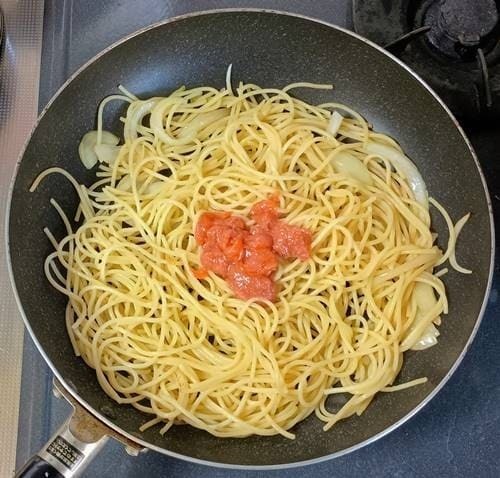 S&B まぜるだけのスパゲッティソース 生風味からし明太子 パスタソース投入.jpg